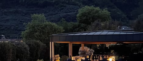 Una piscina al aire libre de temporada