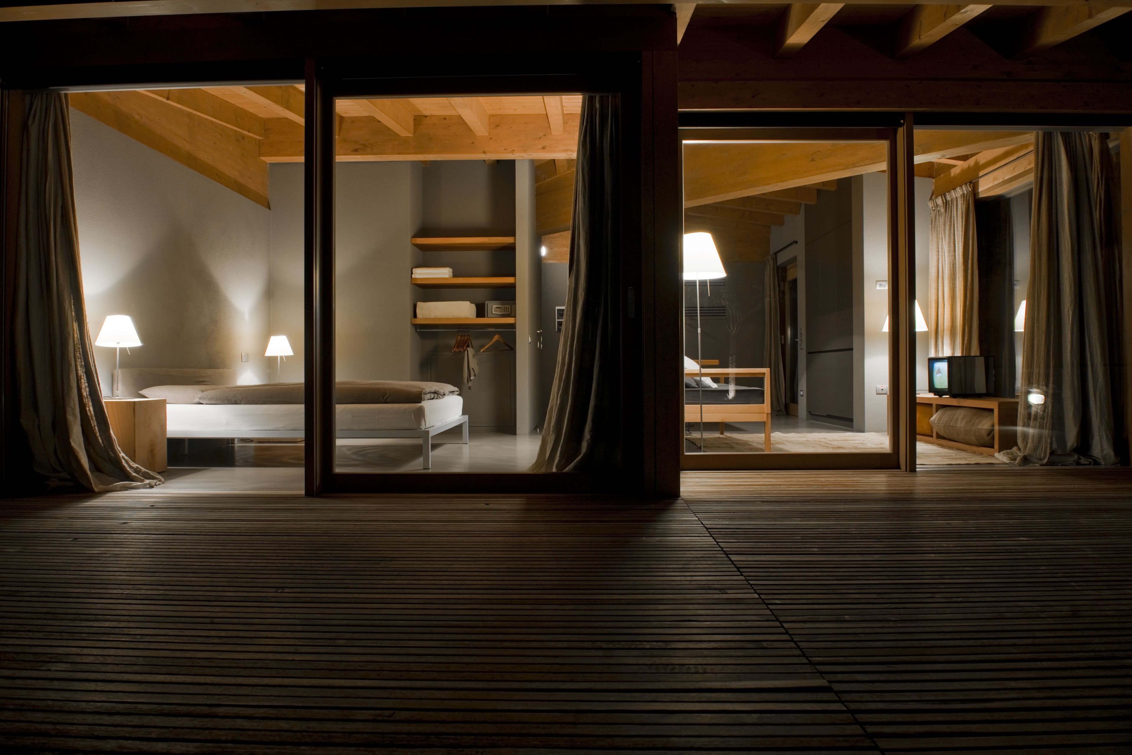 Superior-sviitti, kulmassa (4) | 1 makuuhuone, minibaari, tallelokero huoneessa, työpöytä