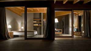 A modern bedroom with a large sliding glass door leading to a bathroom. - VIVERE suites and rooms (Arco)