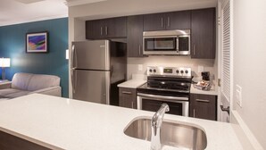 Coffee/tea maker, full-size fridge, microwave, oven