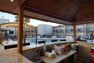 Bar junto a la piscina