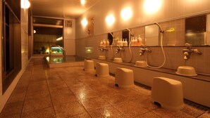 Des toilettes publiques équipées de plusieurs lavabos, de sèche-mains et d’un miroir.