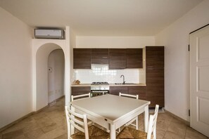 Kühlschrank, Wasserkocher mit Kaffee-/Teezubehör