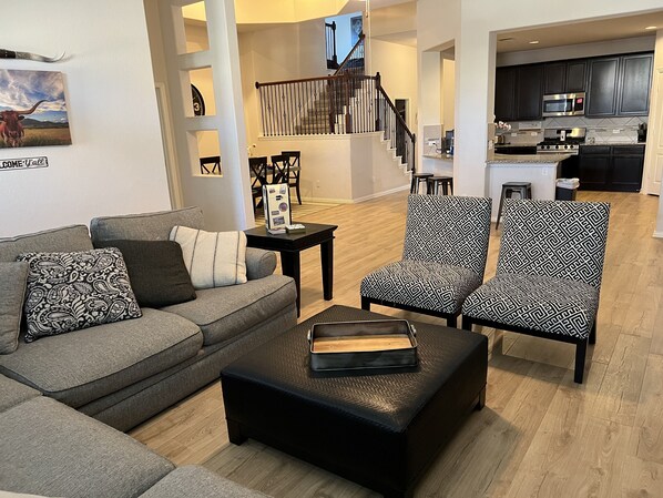 Smart TV, videojuegos, reproductor de DVD y futbolito 