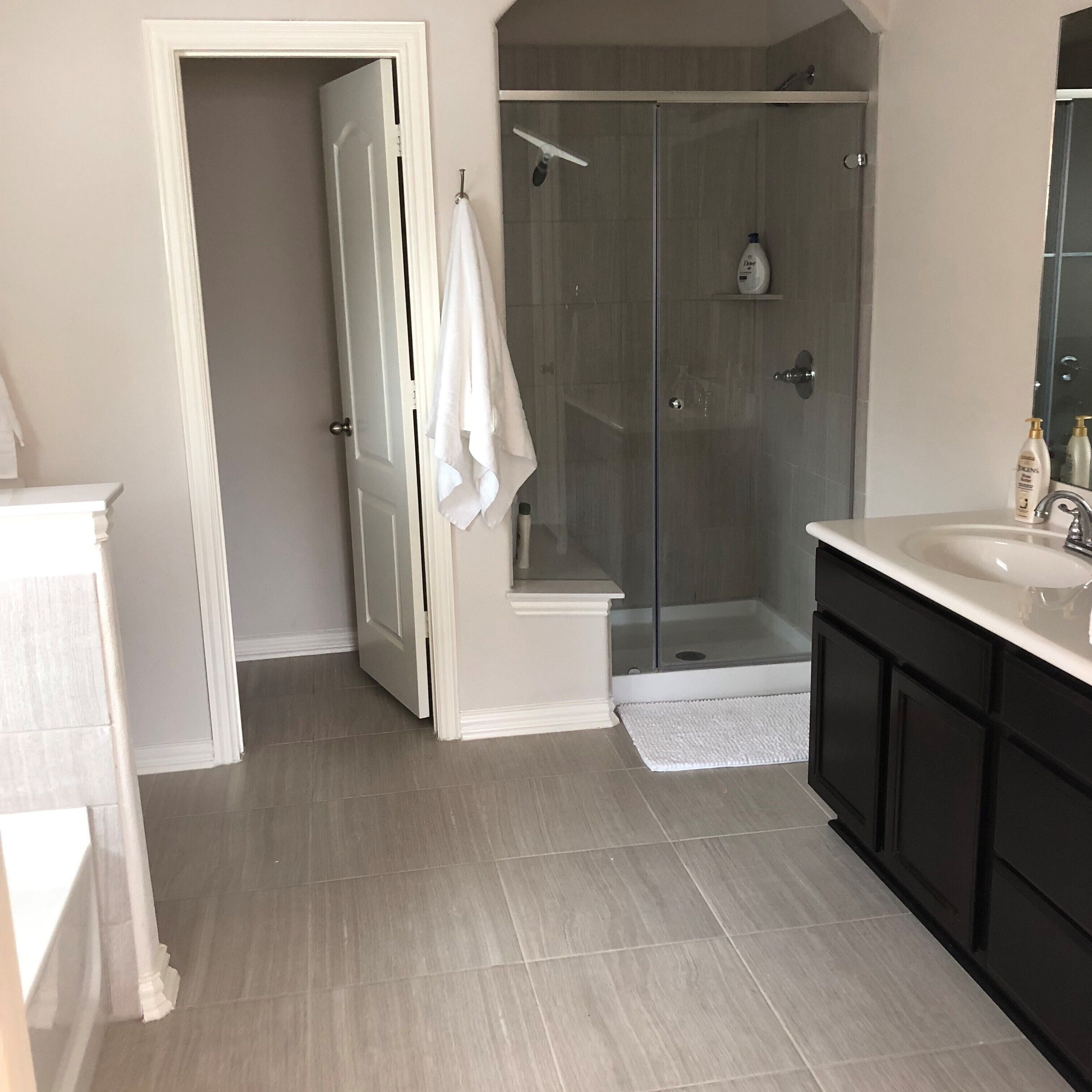 Bañera con ducha, secador de pelo, bidet, toallas