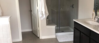 *Spacious HOME away from home! Lots of comforts included. Perfect for family!