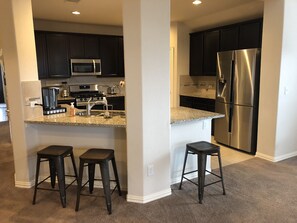 Refrigerador, microondas, horno y parrilla de estufa 