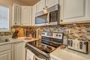 Fridge, microwave, oven, stovetop - GreatGroupGetaway 15 min from Keeneland/Horse Park/Downtown/UK/Red Mile (Lexington)