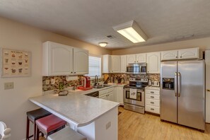 Jääkaappi, mikroaaltouuni, uuni, liesi