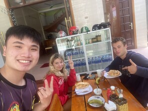 包含每日当地美食早餐