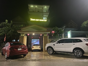 Free self parking - Tien's Cozy Homestay (Bo Trach)