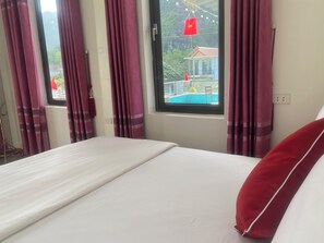 家庭四人房, 无烟房, 泳池景观 | 高档床上用品、迷你吧(备有免费物品)、遮光窗帘、隔音