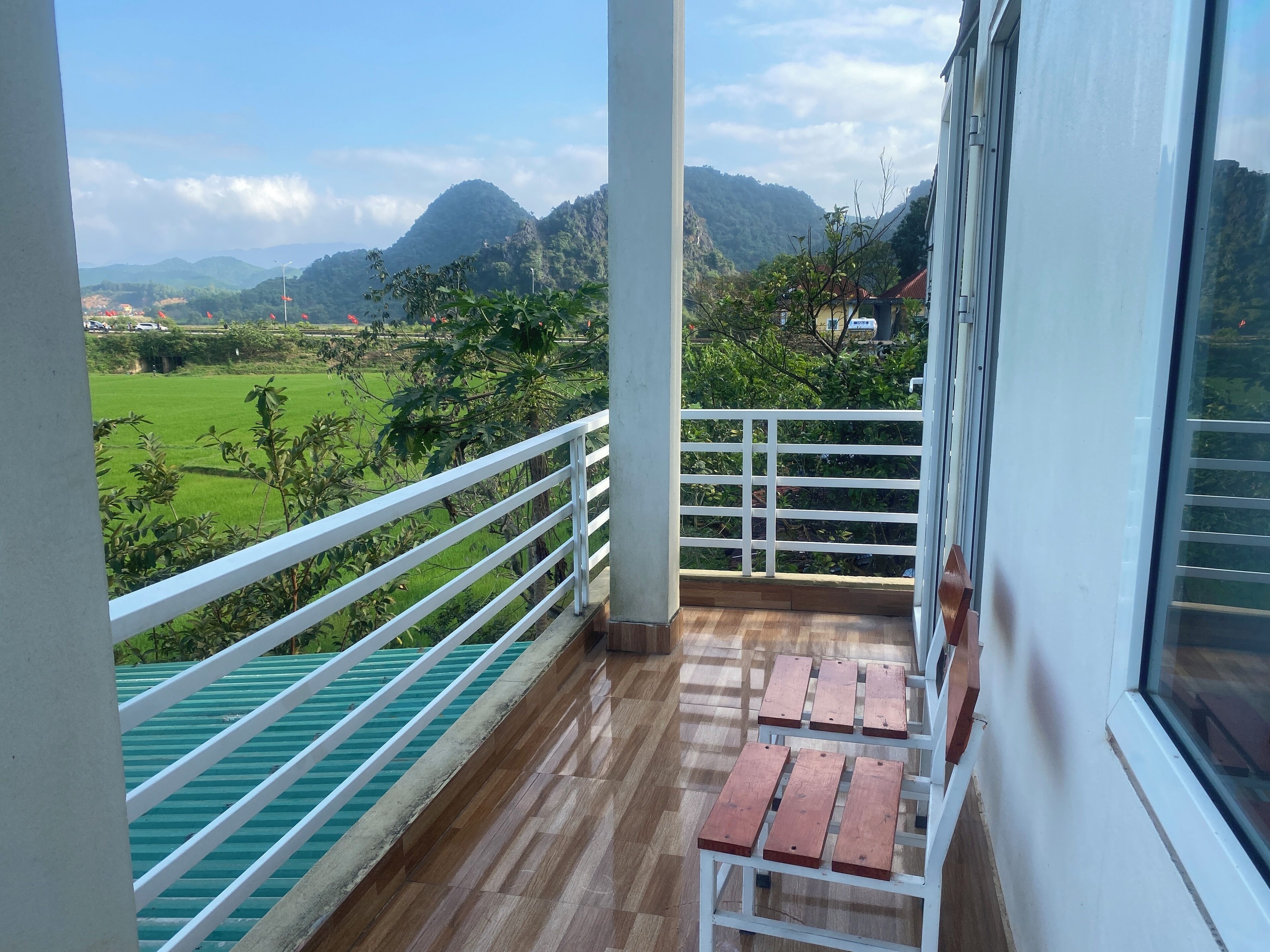 Habitación doble estándar, 1 cama King size, para no fumadores, vista a la montaña | Ropa de cama de alta calidad y artículos del minibar gratis 