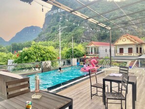Piscine extérieure, parasols de plage, chaises longues