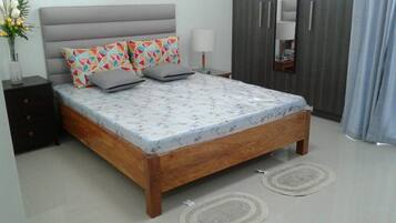 3 bedrooms, iron/ironing board, WiFi, bed sheets