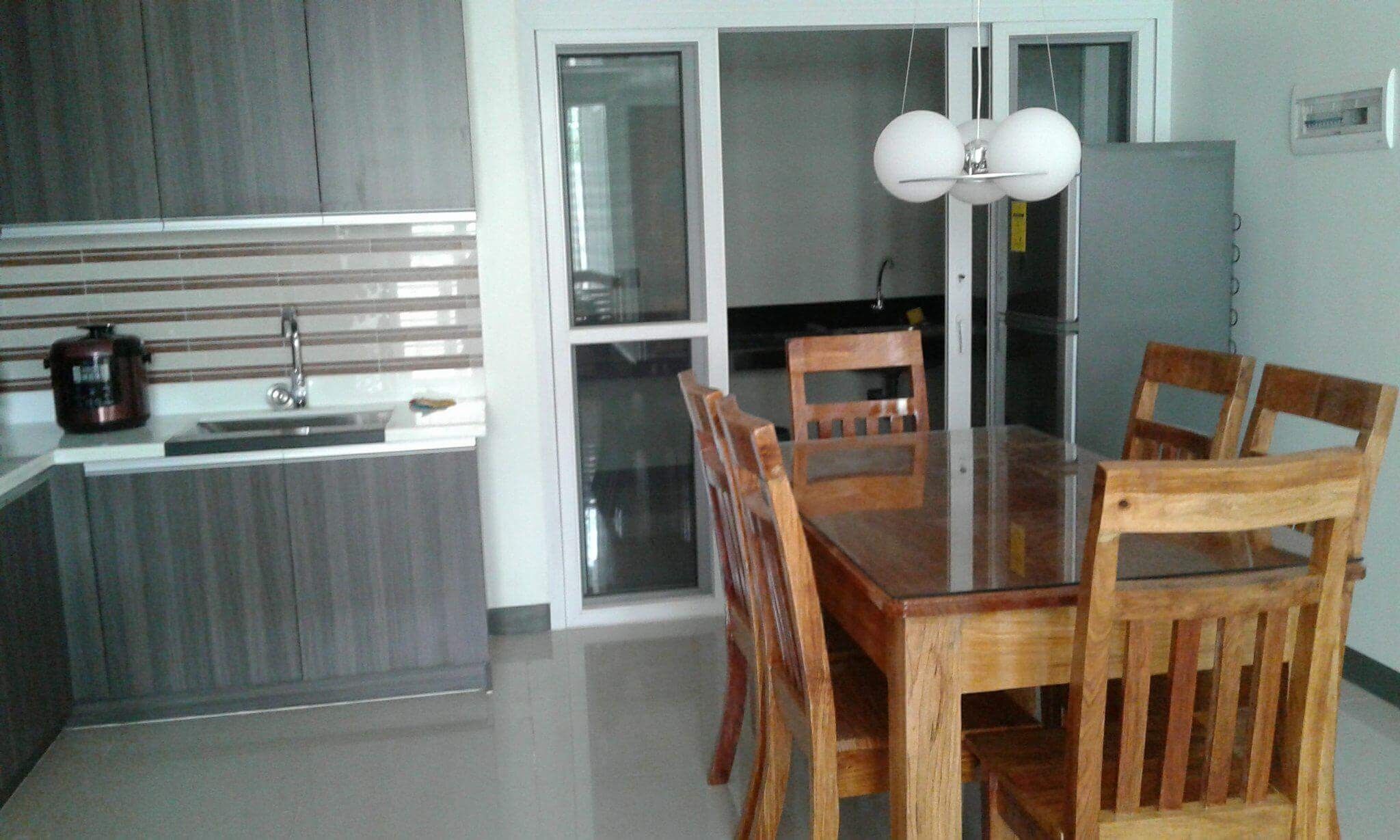 Refrigerador, microondas, parrilla de estufa y utensilios de cocina 