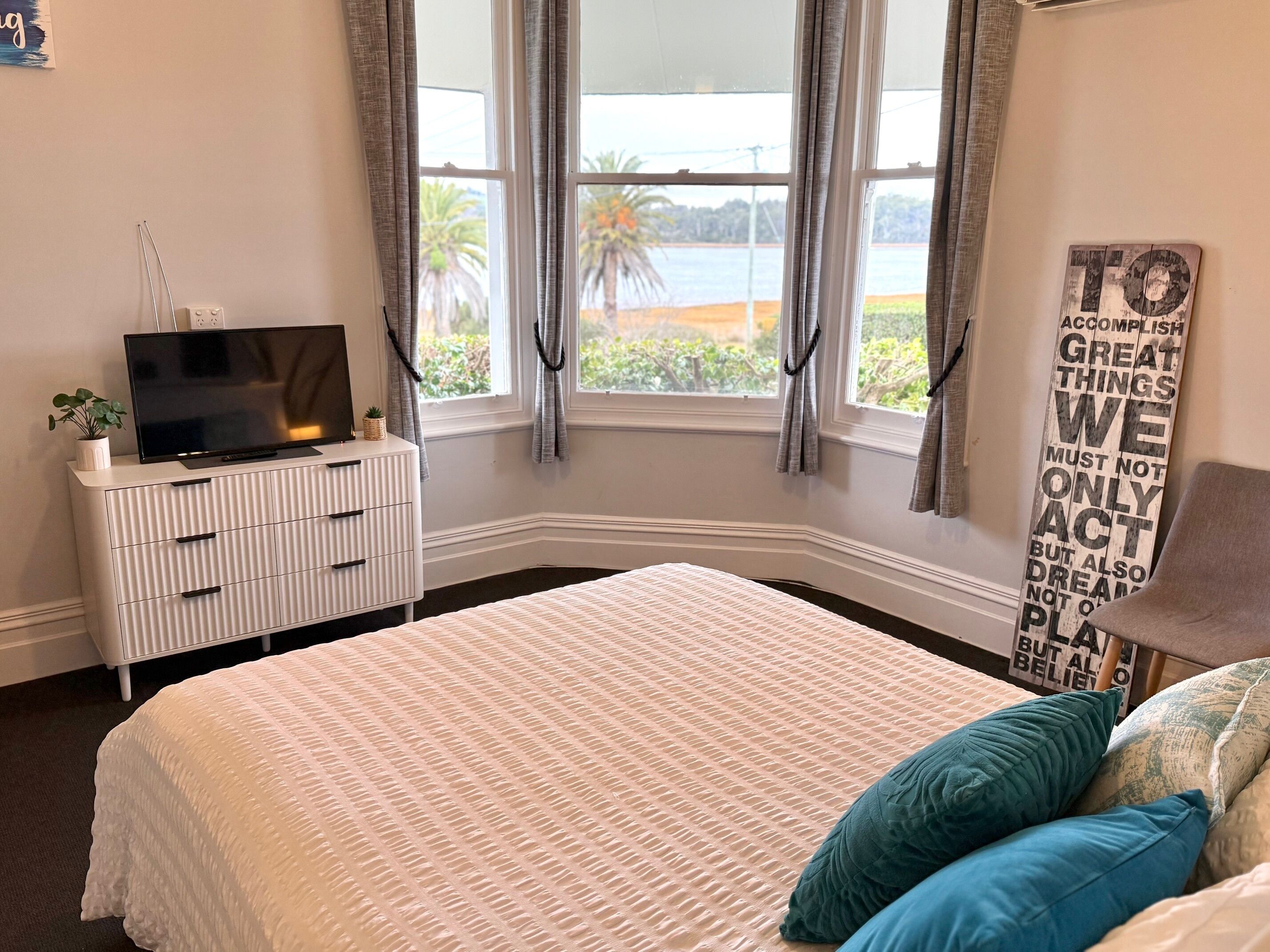 4 habitaciones, escritorio y tabla de planchar con plancha 