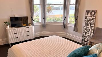 4 habitaciones, escritorio y tabla de planchar con plancha