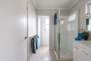 Shower, hair dryer, towels, soap - HENDERSONS, River Views | Pool | Gravelly Beach | Tamar Valley Wine Route (Gravelly Beach)