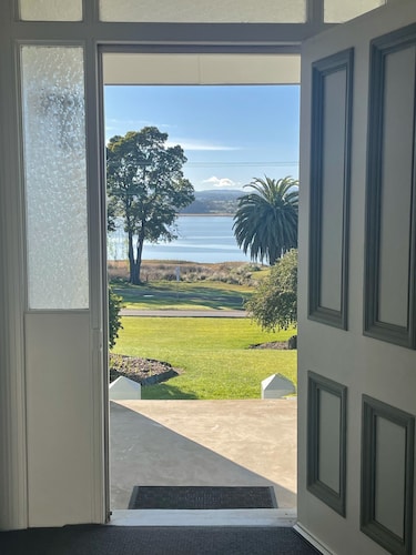 HENDERSONS - Kiesstrand, Tamar Valley