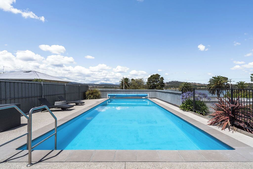 Alberca al aire libre y alberca climatizada