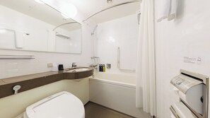 Combined shower/bathtub, deep-soaking bathtub, hair dryer, slippers - JR East Hotel Mets Koenji (Tokyo)