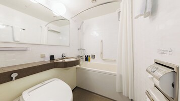 Ducha y bañera combinadas, bañera profunda, secador de pelo y zapatillas