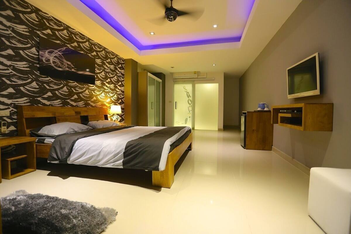 Down duvets, memory-foam beds, in-room safe, desk