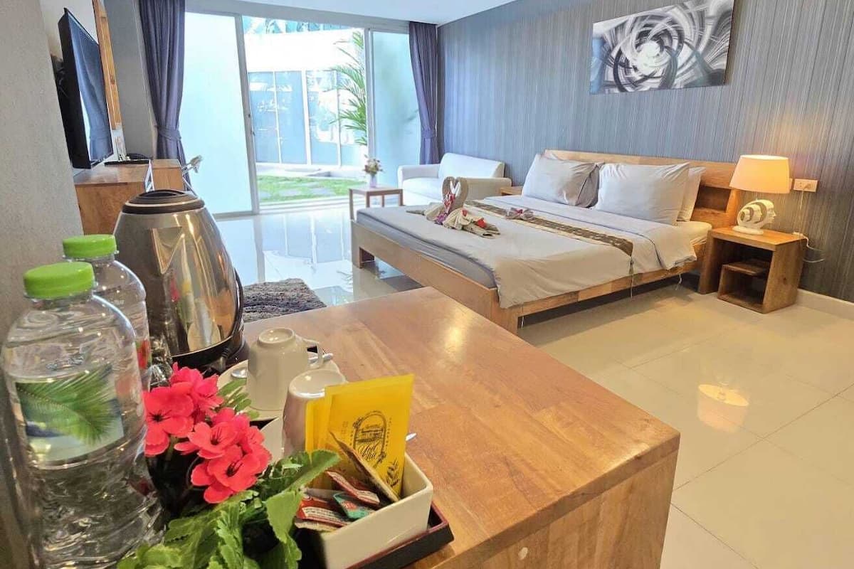 Premium-værelse - 1 kingsize-seng - udsigt til pool | Dundyner, senge med madrasser af memory foam, pengeskab på værelset