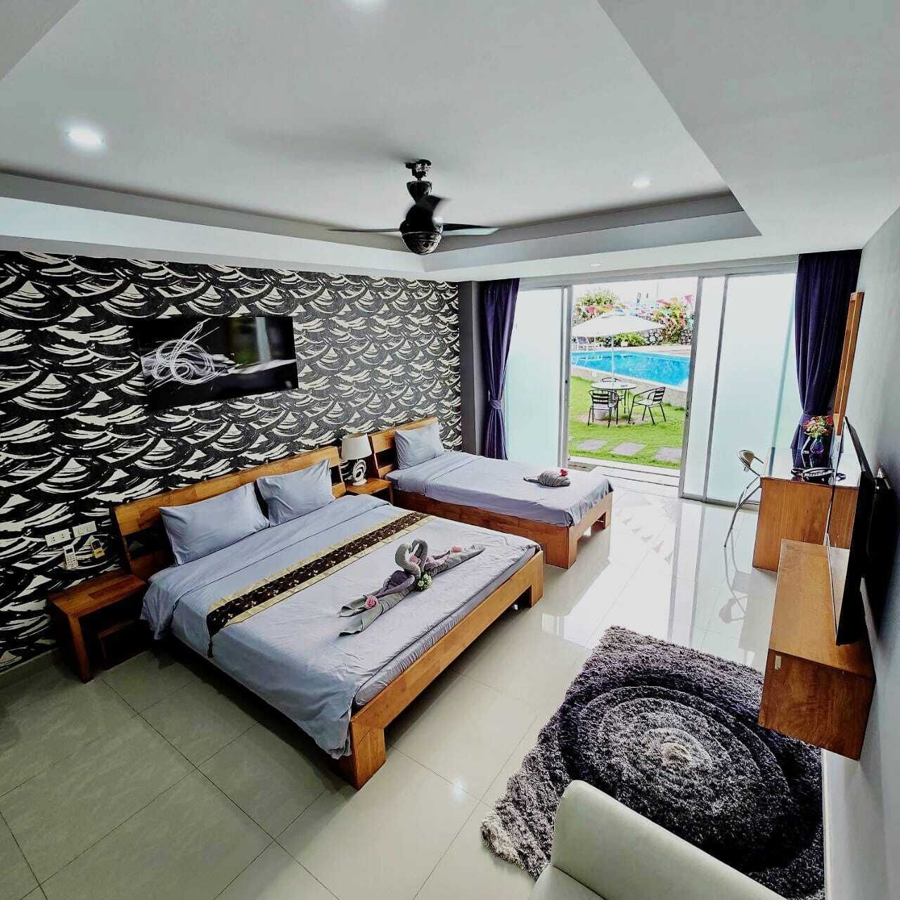 Premium-værelse til 3 personer - udsigt til pool | Dundyner, senge med madrasser af memory foam, pengeskab på værelset