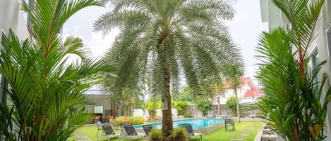Outdoor pool, open 7:00 AM to 9:00 PM, pool loungers