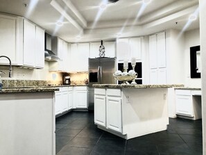 冷蔵庫、電子レンジ、オーブン、コンロ