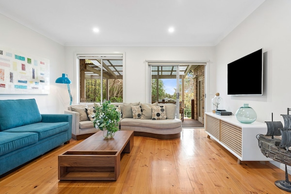 Una Smart TV, una chimenea, un reproductor de DVD, libros