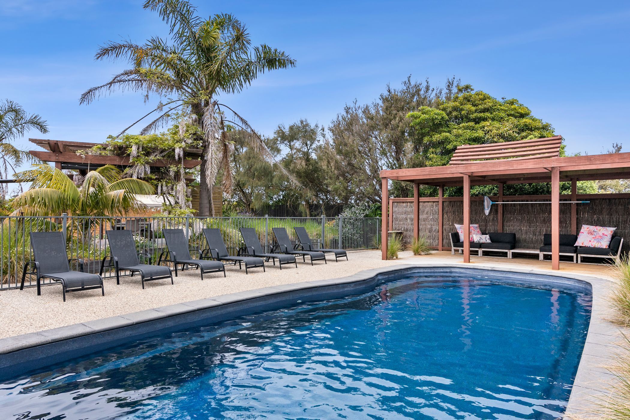 Een buitenzwembad en een verwarmd zwembad