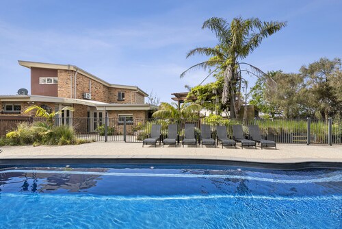 Saltwater VILLA -5 bed, 12m heated* POOL -foxtel, billiards, BONUS* OFFERS 2026.