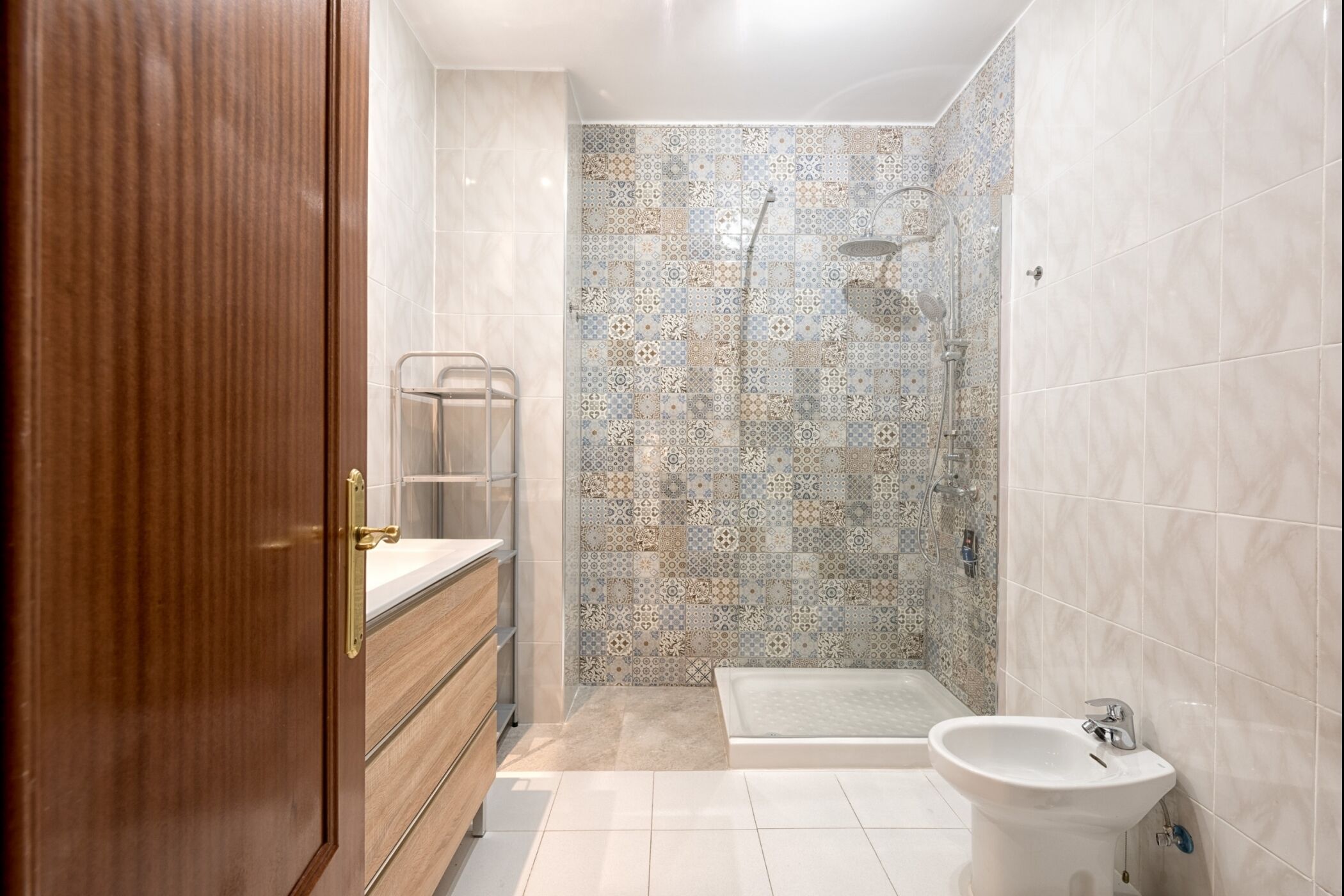 Une salle de bain avec une douche, un lavabo et des toilettes.