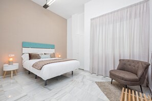 3 bedrooms, iron/ironing board, internet, bed sheets