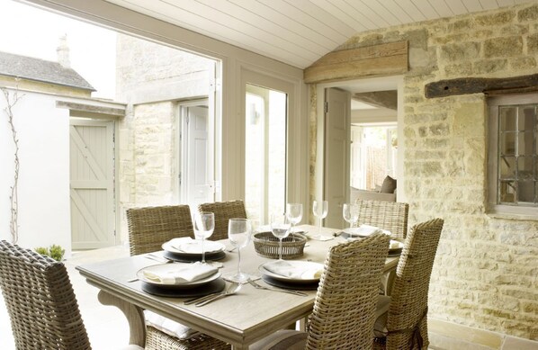 Dining - Exquisitely designed luxury cottage in Tinwell near Stamford (near Stamford)