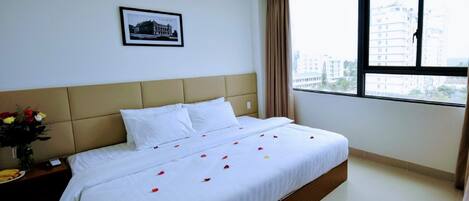 Minibar, blackout curtains, soundproofing, free WiFi