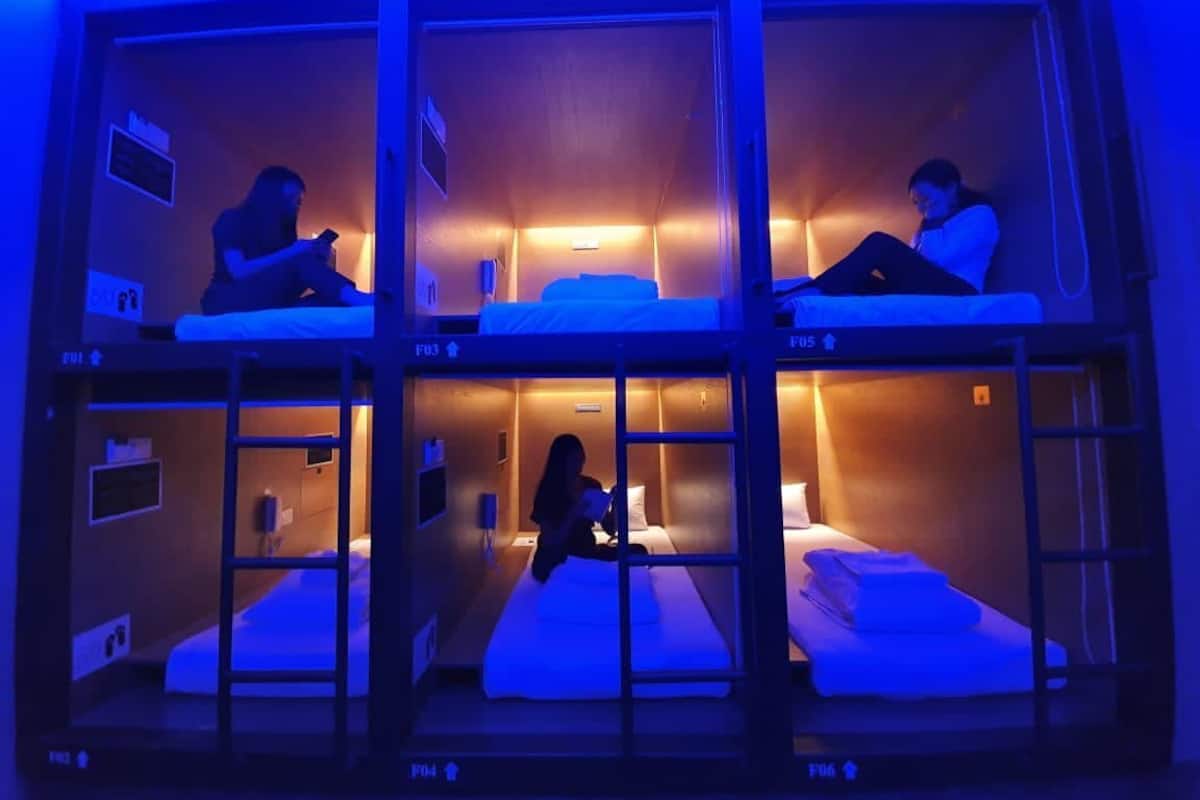 Ett hotellrum i flera våningar med våningssängar och en central trappa.