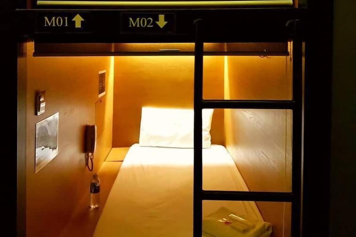 En våningssäng med en sänggavel märkt med «M01» och en fotgavel märkt med «M02».