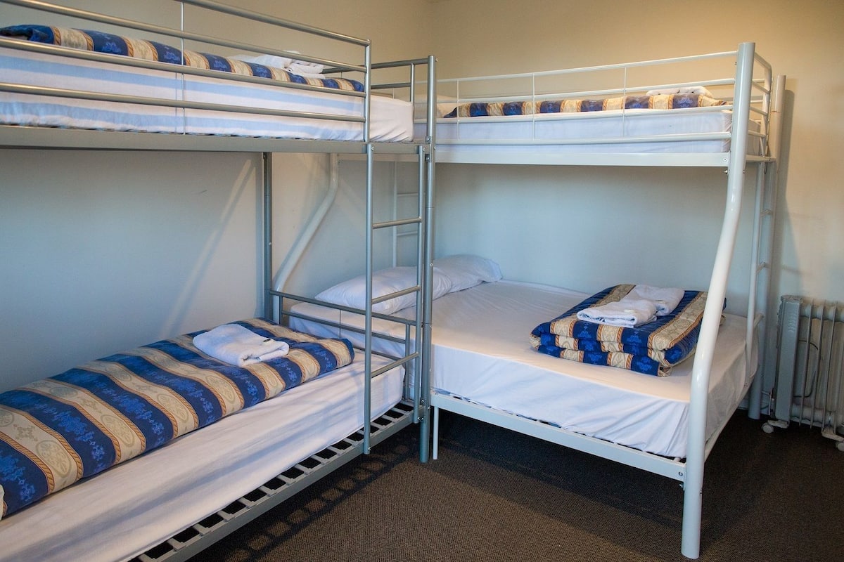 Felles sovesal, for menn og kvinner, delt bad (8 Beds) | Strykejern/-brett og sengetøy
