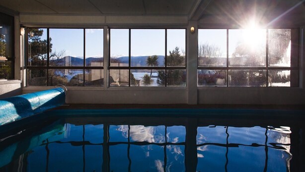 A swimming pool with a view of mountains and a clear sky. - Snowy Valley - Hostel (East Jindabyne)