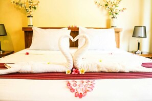 Cofres nos quartos, escrivaninha, Wi-Fi de cortesia, roupa de cama