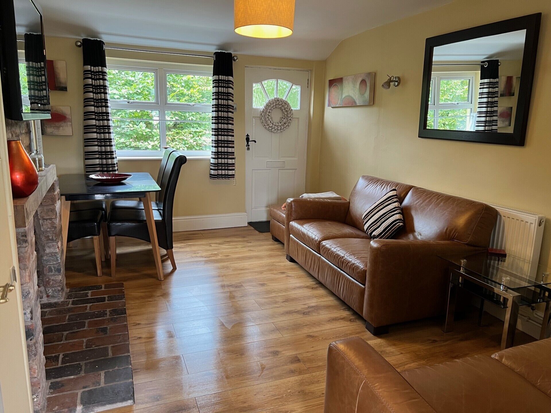 Televisión y chimenea 