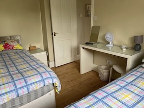 2 chambres, fer et planche à repasser, Wi-Fi, draps fournis