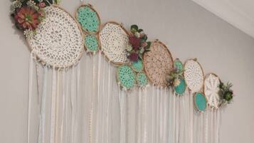 クラシック ダブルルーム キングベッド 1 台 | 高級寝具、WiFi (無料)、ベッドシーツ