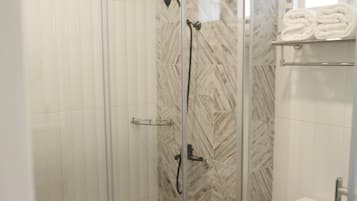 Junior Double Room, 1 Queen Bed | Bathroom