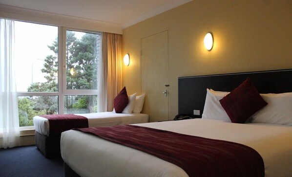 Family Room | In-room safe, desk, blackout drapes, soundproofing - Alpine Motor Inn (Katoomba)