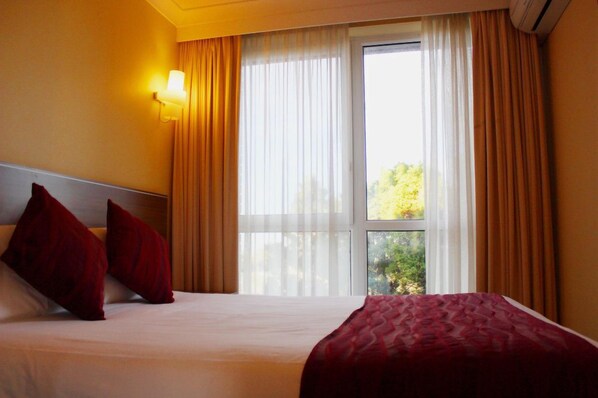 Room, 1 Queen Bed | In-room safe, desk, blackout curtains, soundproofing - Alpine Motor Inn (Katoomba)